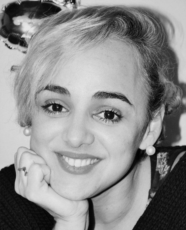 Retrato en blanco y negro de Patri sonriendo